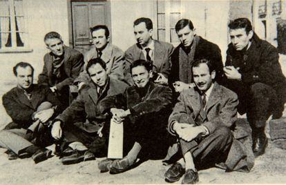 Reunión de poetas en homenaje a Antonio Machado en Colliure (Francia) en 1959. En primera fila, de izquierda a derecha, Jaime Gil de Biedma, Alfonso Costafreda, Carlos Barral y José Manuel Caballero Bonald. Detrás, Blas de Otero, José Agustín Goytisolo, Ángel González, José Ángel Valente y Alfredo Castellón. 