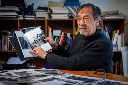 Héctor López, fotógrafo y editor independiente, muestra algunas fotografías de Santiago en la década de los 80.