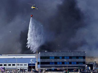 Imagen del incendio que afectó a parte de la fábrica que Jealsa tiene en Boiro.