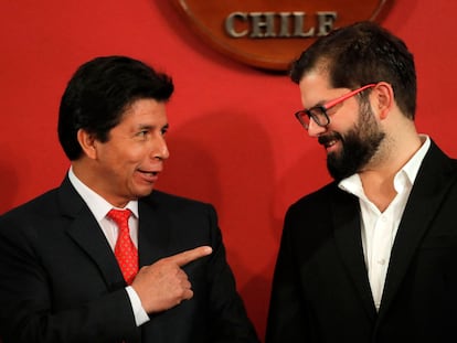 El presidente de Chile, Gabriel Boric, y su homólogo peruano, Pedro Castillo, en el palacio presidencial de La Moneda, Santiago, Chile.