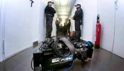 Policías en los pasillos de Canal 9 la noche del cierre.