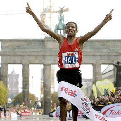 Haile Gebrselassie celebra su victoria y su récord en el maratón de Berlín.
