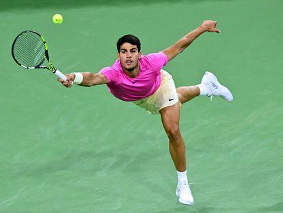 Carlos Alcaraz devuelve la pelota durante el partido contra Auger-Aliassime.