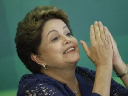 La presidenta brasilera, Dilma Rousseff, parla durant una roda de premsa al Palau de Planalto, a Brasília.