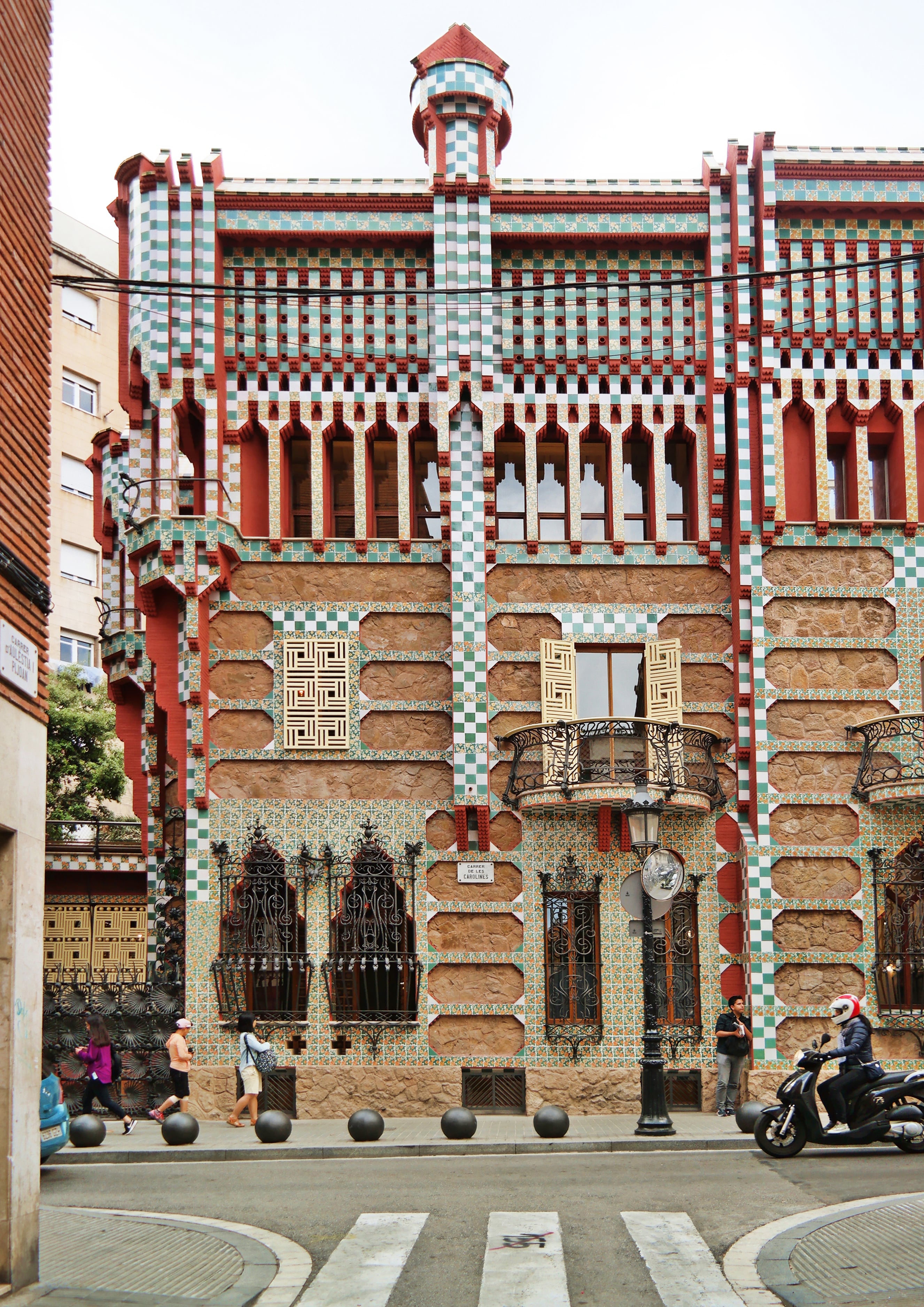 La Casa Vicens, en el barrio de Gràcia, fue el primer encargo del arquitecto Antonio Gaudí. Se trata de la casa de verano de la familia del comerciante Manuel Vicens i Montaner.