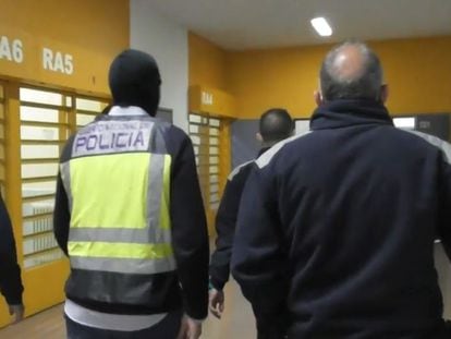 Funcionarios de prisiones y un agente de la Policía Nacional, este jueves en la cárcel de Murcia II instantes antes de comunicar su detención a un preso yihadista.
