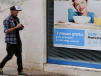 Un oficina de CaixaBank, en Madrid, con una promoción de seguros.