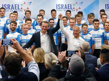 Presentación oficial del equipo ciclista Isarel Start up Nation, el miércoles en Tel Aviv.
