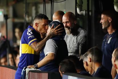Tévez y Maradona se besan tras el triunfo de Boca, este domingo en La Bombonera.