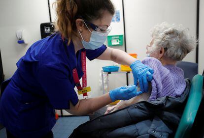 Una enfermera vacuna este martes contra el coronavirus a una mujer en un hospital de Londres.