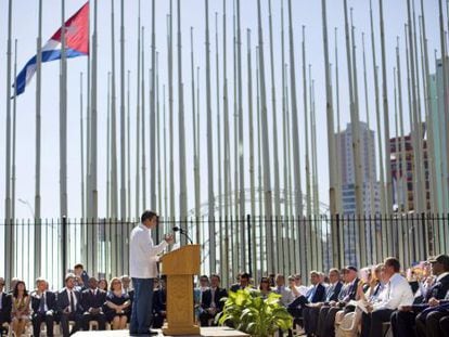 Richard Blanco lee su poema durante la ceremonia en La Habana.