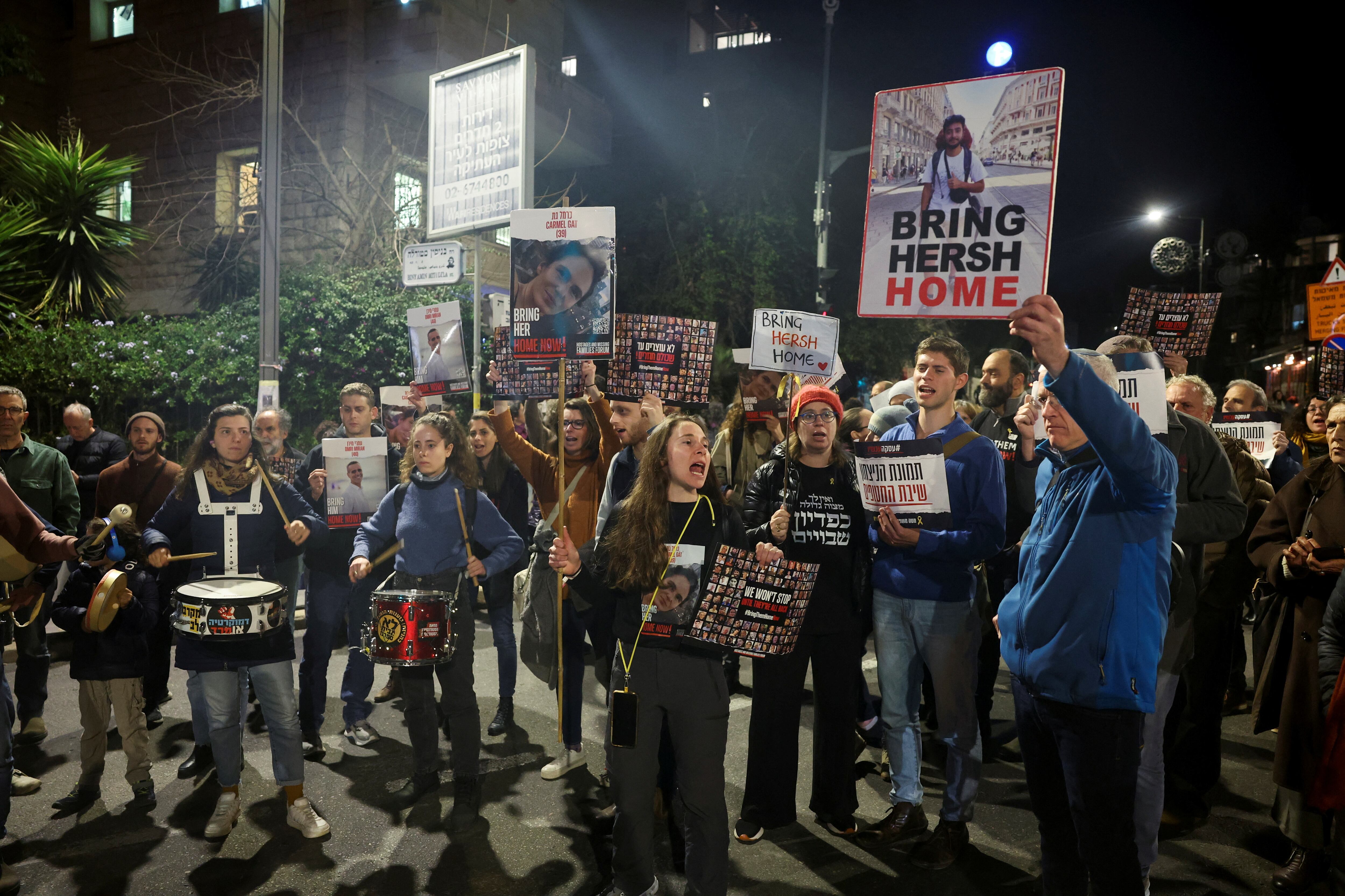 Familiares de los rehenes y otros manifestantes protestan el domingo por la noche frente a la vivienda de Netanyahu.