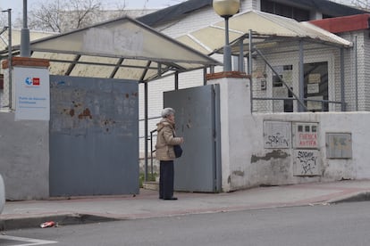 Una mujer en la puerta del Punto de Atención Continuada de Fuencarral.