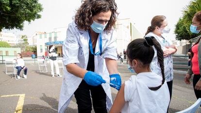 Una sanitaria vacuna a una niña en el CEIP Tíncer de Santa Cruz de Tenerife, el pasado febrero