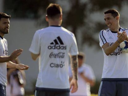 Agüero (i), Messi de espaldas y Di María (d) buscarán afianzar a Argentina en las eliminatorias.