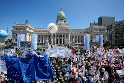 Unions and social movements related to the president of Argentina, Alberto Fernández, demonstrate outside Congress, this Tuesday.