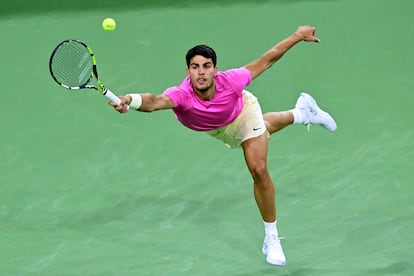 Carlos Alcaraz devuelve la pelota durante el partido contra Auger-Aliassime.
