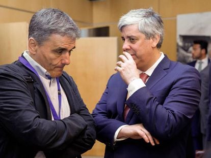 El ministro de Finanzas griego, Euclid Tsakalotos (izq), conversa con el presidente del Eurogrupo, Mario Centeno (dcha). EFE/ Julien Warnand