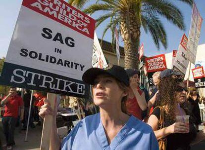 Ellen Pompeo, de<i> Anatomía de Grey,</i> protesta con los guionistas en 2007.