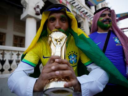 Mundial Qatar 2022: un fanático brasileño besa una réplica de la Copa del Mundo