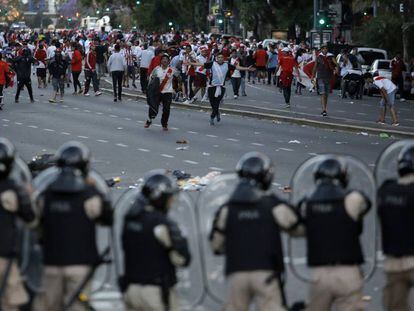 La policía argentina, el pasado 24 de noviembre, durante el enfrentamiento con los hinchas de River Plate antes de la final de la Copa Libertadores que no se disputó.