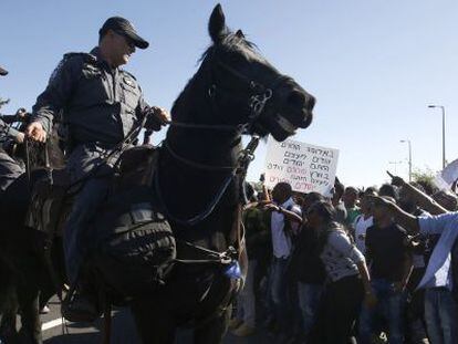 Manifestación de israelíes de origen etíope ante la sede de la policía en Jerusalén.