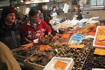 Varios ciudadanos compran pescado y marisco en Bilbao el pasado 30 de diciembre, en vísperas de fin de año.