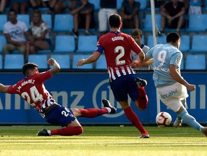 Remate de Maxi Gómez que supuso el primer gol del Celta.