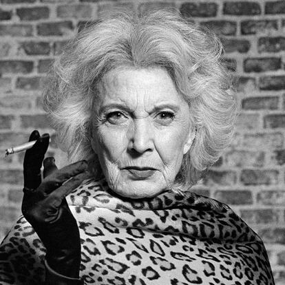 Marisa Paredes posa en exclusiva para ICON con su propia estola y guantes y vestido GAULTIER.