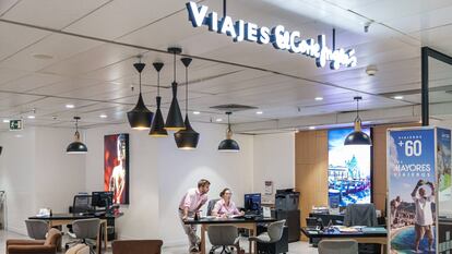 Trabajadores en una oficina de Viajes El Corte Inglés
