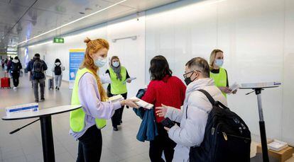 Llegada de turistas chinos al aeropuerto Schiphol de Amsterdam