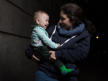 Marta Castanys posa con su hija Yaiza en brazos, casi siete meses después de haber superado el coronavirus.