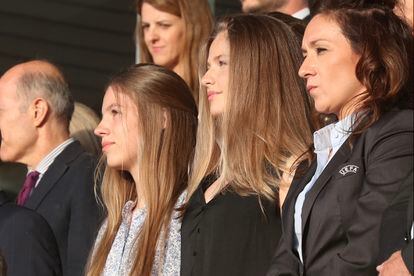 La princesa Leonor y la infanta Sofía junto a Nadine Kessler, máxima responsable del fútbol femenino en la UEFA