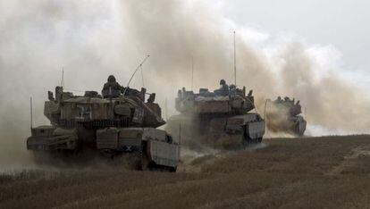 Tanques israelíes salen de Gaza este martes.