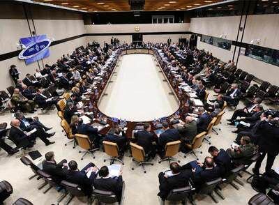 Los ministros de Defensa de la OTAN, durante su reunión de ayer en Bruselas.