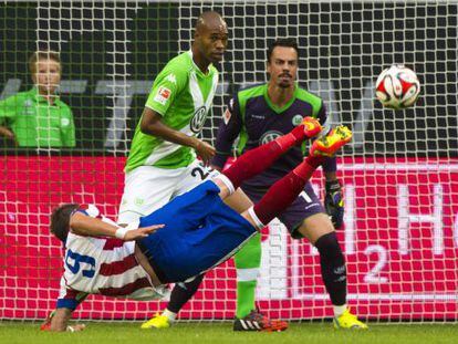 Mandzukic, en un remate acrobático durante un partido de pretemporada ante el Wolfsburgo.