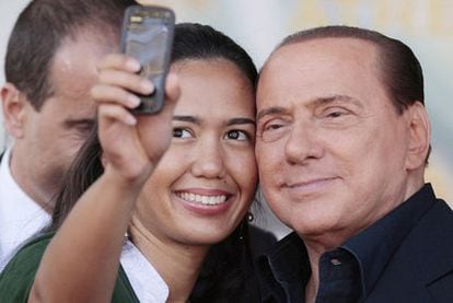 Silvio Berlusconi, con una simpatizante del Pueblo de la Libertad, tras un mitin en Roma.