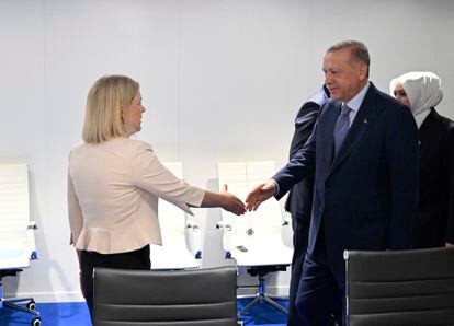 La primera ministra sueca, Magdalena Andersson, y el presidente turco, Recep Tayyip Erdogan, se dan la mano tras las conversaciones sobre la solicitud de ingreso de Suecia y Finlandia a la OTAN, este martes en Madrid.
