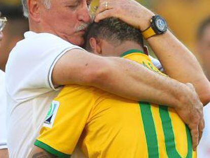 Scolari abraza a Neymar, que no pudo reprimir las l&aacute;grimas.