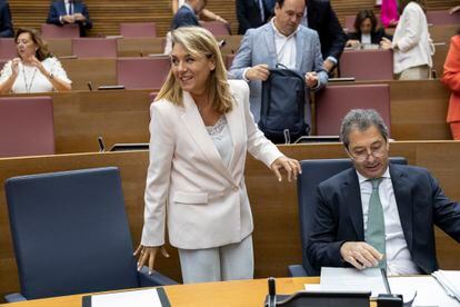 De pie, la vicepresidenta y consejera de Bienestar Social, Susana camarero, en las Cortes, junto al vicepresidente primero, Vicente Barrera.