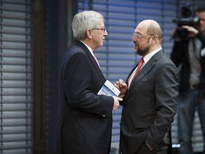 Juncker (izquierda) con Schulz, el pasado 3 de marzo en Berl&iacute;n.