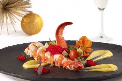 En el hotel Alfonso XIII de Sevilla habrá bogavante, caviar beluga, lubina salvaje, solomillo de ternera de Betanzos y tarta. Con vinos y cotillón, 395 euros. 
