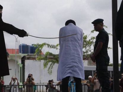 Un hombre recibe un latigazo de castigo por violar la ley islámica en Banda Aceh (Indonesia). En vídeo, la secuencia completa.