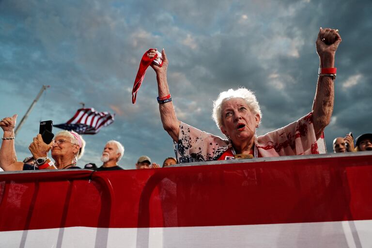 Simpatizantes del partido Republicano sin mascarilla de protección asisten a un acto de campaña de Donald Trump en Florida esta semana.