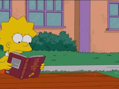 Lisa Simpson lee un libro en el patio del cole. 