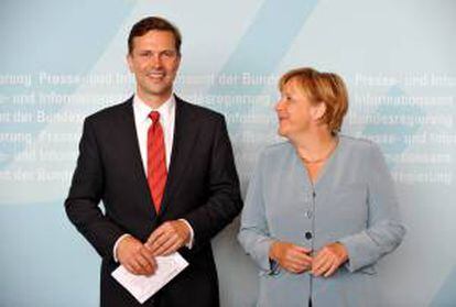 La canciller alemana, Ángela Merkel, junto al portavoz del Gobierno, Steffen Seibert, en Berlín. EFE/Archivo