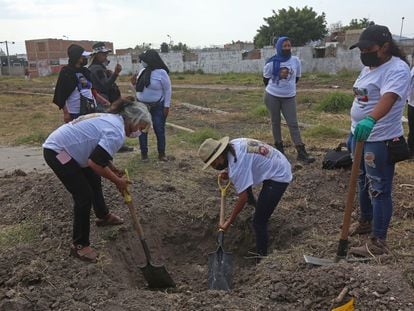 Personas buscan familiares desaparecidos al sur de Guadalajara (Estado de Jalisco), en febrero de 2022.