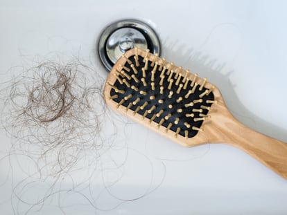 Desatasca de pelos la ducha o el lavabo con este remedio casero y otros productos profesionales
