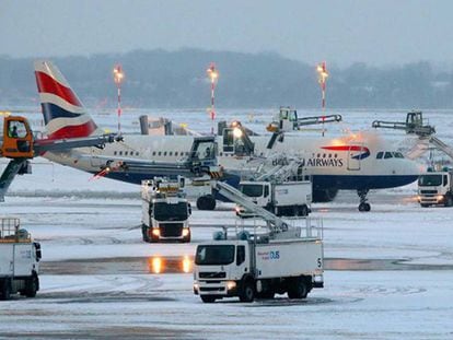 Empleados del aeropuerto de Dusseldorf quitan el hielo a un avión de British A.