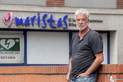 El actor Adolfo Fernández, exalumno de los maristas en Bilbao y que denuncia abusos en el centro, frente a la puerta del colegio este martes.